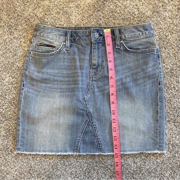Tommy Hilfiger light wash frayed hem stretch denim 5 pocket mini skirt. Size 0. - Picture 7 of 8